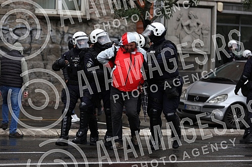 The police blocked the opponents of Europride in the central city streets, and some of them were detained.Policija je blokirala protivnike Europrajda u centralnim gradskim ulicama, a neki od njih su i privedeni.