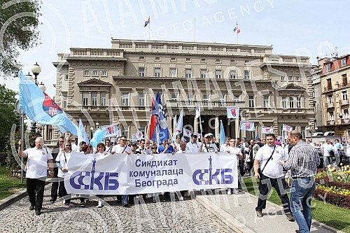 Na Trgu Nikole Pasica povodom Medjunarodnog praznika rada okupljanje clanova Saveza samostalnih sindikata Srbije i Ujedinjenih granskih sindikata 