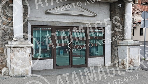 Unknown perpetrators with two cars hit the house of Svetlana Raznatovic - Ceca.Nepoznati pocinioci sa dva automobila udarili u kucu Svetlane Raznatovic - Cece.