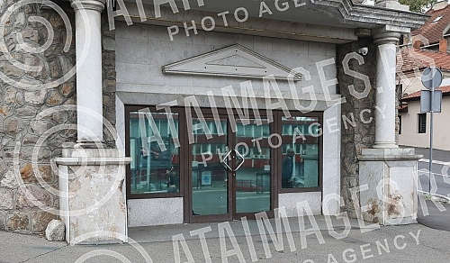 Unknown perpetrators with two cars hit the house of Svetlana Raznatovic - Ceca.Nepoznati pocinioci sa dva automobila udarili u kucu Svetlane Raznatovic - Cece.