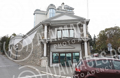 Unknown perpetrators with two cars hit the house of Svetlana Raznatovic - Ceca.Nepoznati pocinioci sa dva automobila udarili u kucu Svetlane Raznatovic - Cece.