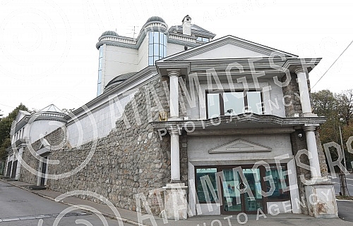 Unknown perpetrators with two cars hit the house of Svetlana Raznatovic - Ceca.Nepoznati pocinioci sa dva automobila udarili u kucu Svetlane Raznatovic - Cece.