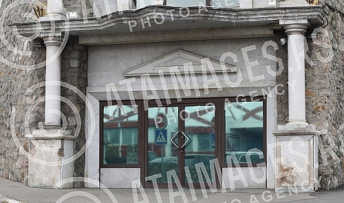 Unknown perpetrators with two cars hit the house of Svetlana Raznatovic - Ceca.Nepoznati pocinioci sa dva automobila udarili u kucu Svetlane Raznatovic - Cece.