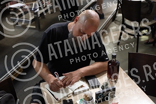 During the Book Night event at the Delfi SKC bookstore, writers Boris Dezulovic and Bojan Ljubenovic talked to readers and signed their books.okom manifestacije Noc knjige u knjizari Delfi SKC pisaci Boris Dezulovic i Bojan Ljubenovic razgovarali s