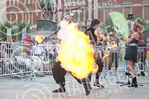 The pouring of Vinca figurines modeled on Vidovdanka from melted aluminum cans was realized on the Republic Square.Izlivanje vincanskih figurina po uzoru na Vidovdanku od topljenih aluminijumskih limenki realizovano je na Trgu Republike.
