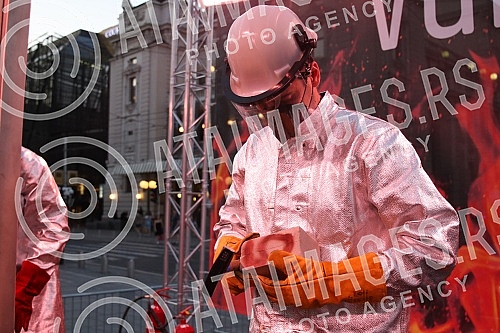 The pouring of Vinca figurines modeled on Vidovdanka from melted aluminum cans was realized on the Republic Square.Izlivanje vincanskih figurina po uzoru na Vidovdanku od topljenih aluminijumskih limenki realizovano je na Trgu Republike.
