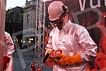 The pouring of Vinca figurines modeled on Vidovdanka from melted aluminum cans was realized on the Republic Square.Izlivanje vincanskih figurina po uzoru na Vidovdanku od topljenih aluminijumskih limenki realizovano je na Trgu Republike.