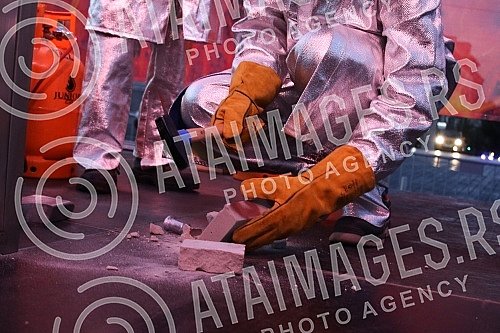 The pouring of Vinca figurines modeled on Vidovdanka from melted aluminum cans was realized on the Republic Square.Izlivanje vincanskih figurina po uzoru na Vidovdanku od topljenih aluminijumskih limenki realizovano je na Trgu Republike.