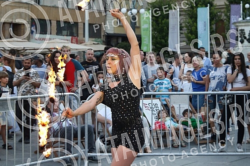 The pouring of Vinca figurines modeled on Vidovdanka from melted aluminum cans was realized on the Republic Square.Izlivanje vincanskih figurina po uzoru na Vidovdanku od topljenih aluminijumskih limenki realizovano je na Trgu Republike.