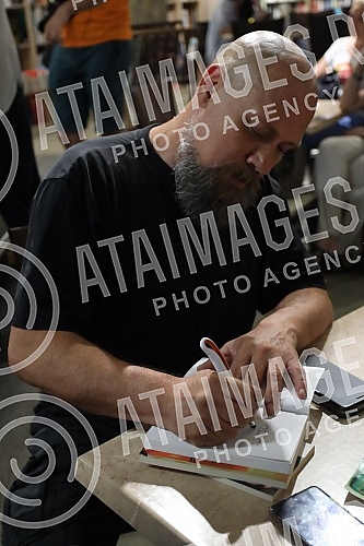During the Book Night event at the Delfi SKC bookstore, writers Boris Dezulovic and Bojan Ljubenovic talked to readers and signed their books.okom manifestacije Noc knjige u knjizari Delfi SKC pisaci Boris Dezulovic i Bojan Ljubenovic razgovarali s