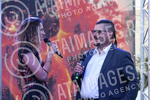 The pouring of Vinca figurines modeled on Vidovdanka from melted aluminum cans was realized on the Republic Square.Izlivanje vincanskih figurina po uzoru na Vidovdanku od topljenih aluminijumskih limenki realizovano je na Trgu Republike.