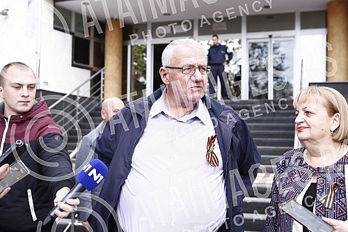 The Prosecutor's Office of the Hague Tribunal heard the president of the Serbian Radical Party, Vojislav Seselj, in the Special Prosecutor's Office for War Crimes, and Seselj addressed the media.Tuzilastvo Haskog tribunala saslusalo je predsednika 