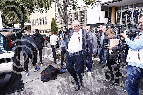 The Prosecutor's Office of the Hague Tribunal heard the president of the Serbian Radical Party, Vojislav Seselj, in the Special Prosecutor's Office for War Crimes, and Seselj addressed the media.Tuzilastvo Haskog tribunala saslusalo je predsednika 