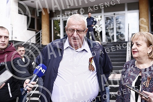 The Prosecutor's Office of the Hague Tribunal heard the president of the Serbian Radical Party, Vojislav Seselj, in the Special Prosecutor's Office for War Crimes, and Seselj addressed the media.Tuzilastvo Haskog tribunala saslusalo je predsednika 