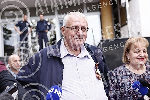 The Prosecutor's Office of the Hague Tribunal heard the president of the Serbian Radical Party, Vojislav Seselj, in the Special Prosecutor's Office for War Crimes, and Seselj addressed the media.Tuzilastvo Haskog tribunala saslusalo je predsednika 