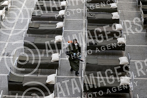 Military beds set up in the halls 1 and 4 of the Belgrade Fair for people with milder sympoms of coronavirus.Vojni kreveti postavjeni u halama 1 i 4 Beogradskog sajma za ljude koji imaju blaze simtome korona virusa.