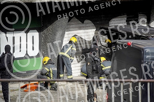 Police officers, inspectors and members of the BIA are conducting a detailed search of the premises of the Partizan Football Club, after the arrest of an organized criminal group, and they also called the fire department for help.Policajci, inspekt