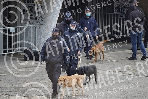 Police officers, inspectors and members of the BIA are conducting a detailed search of the premises of the Partizan Football Club, after the arrest of an organized criminal group, and they also called the fire department for help.Policajci, inspekt