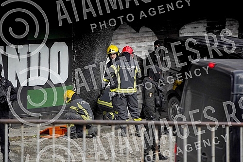 Police officers, inspectors and members of the BIA are conducting a detailed search of the premises of the Partizan Football Club, after the arrest of an organized criminal group, and they also called the fire department for help.Policajci, inspekt