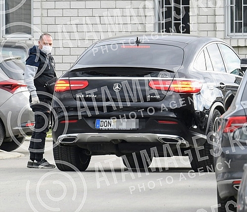 In the convoy of vehicles that reached Makis, more precisely to the premises of the center of the Criminal police directorate - SBPOK, there is also the jeep of rapper Stefan Djuric Rasta.U koloni vozila koja je dosla do Makisa, tacnije do prostori