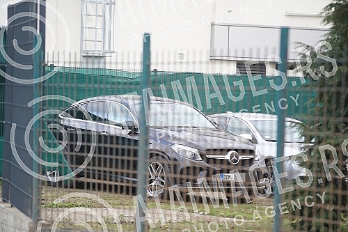 In the convoy of vehicles that reached Makis, more precisely to the premises of the center of the Criminal police directorate - SBPOK, there is also the jeep of rapper Stefan Djuric Rasta.U koloni vozila koja je dosla do Makisa, tacnije do prostori