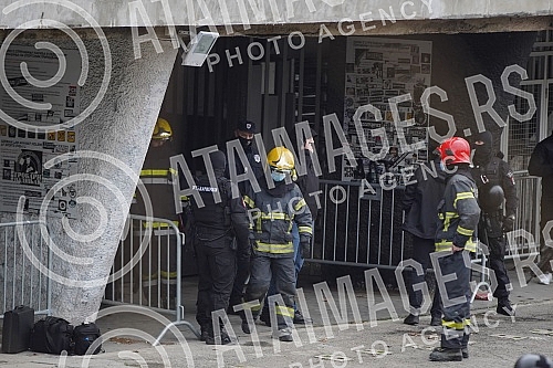 Police officers, inspectors and members of the BIA are conducting a detailed search of the premises of the Partizan Football Club, after the arrest of an organized criminal group, and they also called the fire department for help.Policajci, inspekt