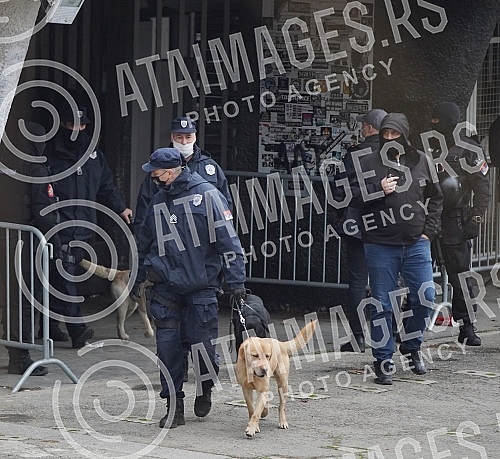 Police officers, inspectors and members of the BIA are conducting a detailed search of the premises of the Partizan Football Club, after the arrest of an organized criminal group, and they also called the fire department for help.Policajci, inspekt
