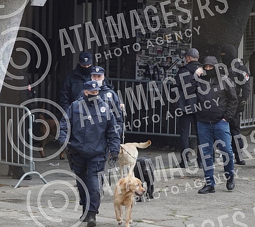 Police officers, inspectors and members of the BIA are conducting a detailed search of the premises of the Partizan Football Club, after the arrest of an organized criminal group, and they also called the fire department for help.Policajci, inspekt