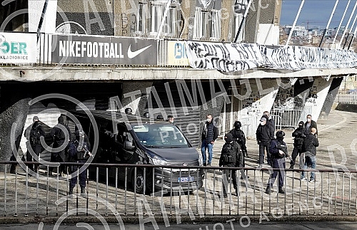 Police officers, inspectors and members of the BIA are conducting a detailed search of the premises of the Partizan Football Club, after the arrest of an organized criminal group, and they also called the fire department for help.Policajci, inspekt