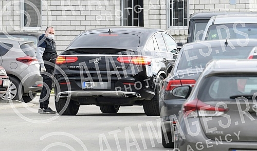 In the convoy of vehicles that reached Makis, more precisely to the premises of the center of the Criminal police directorate - SBPOK, there is also the jeep of rapper Stefan Djuric Rasta.U koloni vozila koja je dosla do Makisa, tacnije do prostori