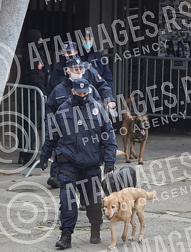 Police officers, inspectors and members of the BIA are conducting a detailed search of the premises of the Partizan Football Club, after the arrest of an organized criminal group, and they also called the fire department for help.Policajci, inspekt