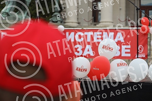On the World Family Day, supporters of the Serbian movement Dveri gathered in front of the Assembly of Serbia for a 