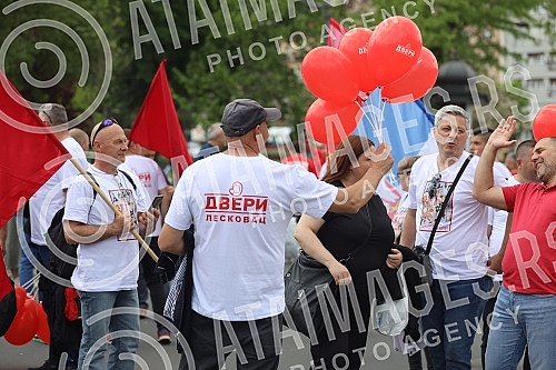 On the World Family Day, supporters of the Serbian movement Dveri gathered in front of the Assembly of Serbia for a 
