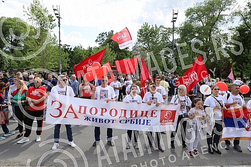 On the World Family Day, supporters of the Serbian movement Dveri gathered in front of the Assembly of Serbia for a 