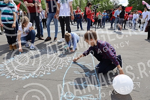 On the World Family Day, supporters of the Serbian movement Dveri gathered in front of the Assembly of Serbia for a 