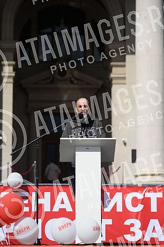 On the World Family Day, supporters of the Serbian movement Dveri gathered in front of the Assembly of Serbia for a 