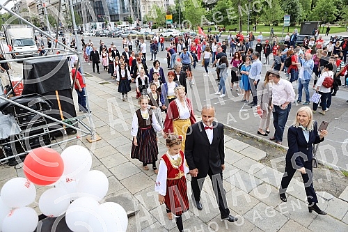 On the World Family Day, supporters of the Serbian movement Dveri gathered in front of the Assembly of Serbia for a 