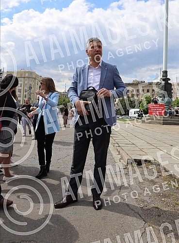 On the World Family Day, supporters of the Serbian movement Dveri gathered in front of the Assembly of Serbia for a 