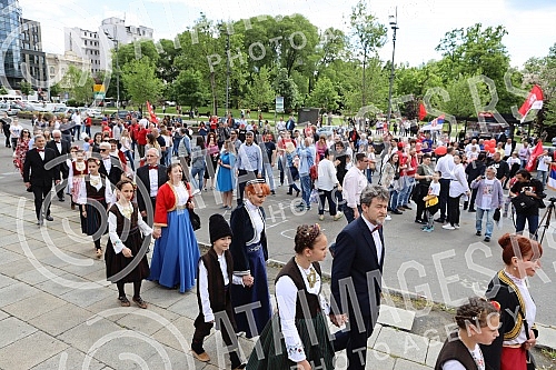 On the World Family Day, supporters of the Serbian movement Dveri gathered in front of the Assembly of Serbia for a 