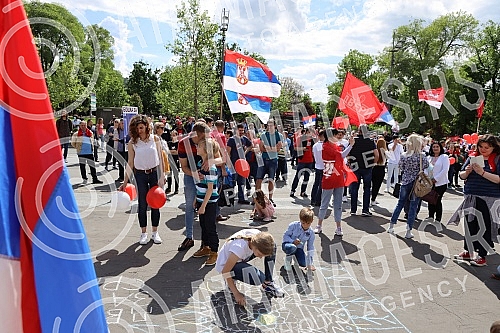 On the World Family Day, supporters of the Serbian movement Dveri gathered in front of the Assembly of Serbia for a 