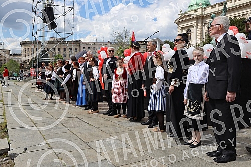 On the World Family Day, supporters of the Serbian movement Dveri gathered in front of the Assembly of Serbia for a 