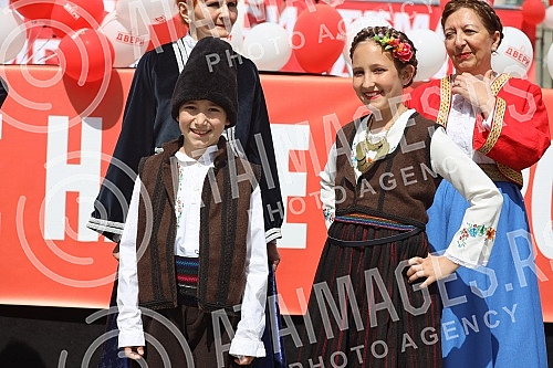 On the World Family Day, supporters of the Serbian movement Dveri gathered in front of the Assembly of Serbia for a 