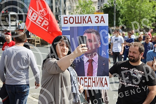 On the World Family Day, supporters of the Serbian movement Dveri gathered in front of the Assembly of Serbia for a 