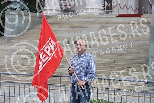 On the World Family Day, supporters of the Serbian movement Dveri gathered in front of the Assembly of Serbia for a 