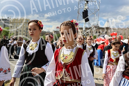 On the World Family Day, supporters of the Serbian movement Dveri gathered in front of the Assembly of Serbia for a 