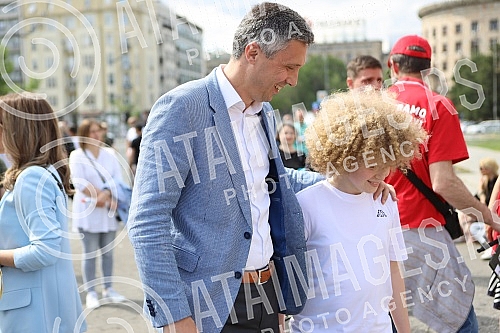 On the World Family Day, supporters of the Serbian movement Dveri gathered in front of the Assembly of Serbia for a 