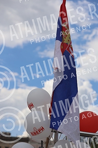On the World Family Day, supporters of the Serbian movement Dveri gathered in front of the Assembly of Serbia for a 