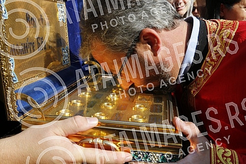 The relics of twenty large Russian saints among them Alexander Nevsky, the patron of Russian Orthodoxy and the holy earth arrived in Belgrade.Mosti dvadeset velikih ruskih svetitelja medju kojima su i Aleksandra Nevskog, zastitnika pravosljavlja i s
