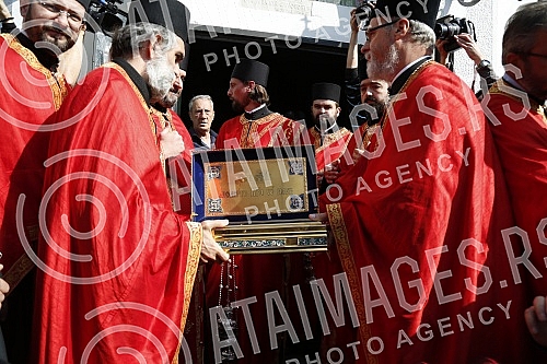 The relics of twenty large Russian saints among them Alexander Nevsky, the patron of Russian Orthodoxy and the holy earth arrived in Belgrade.Mosti dvadeset velikih ruskih svetitelja medju kojima su i Aleksandra Nevskog, zastitnika pravosljavlja i s