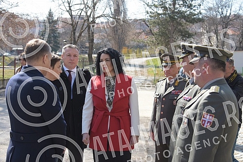 The Prime Minister of the Republic of Serbia, Ana Brnabic, and the Deputy Prime Minister and Minister of Defense, Nebojsa Stefanovic, handed over the keys to the apartments to active and retired members of the Ministry of Defense and the Serbian Army